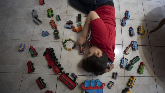 Altair Muñiz, menino mexicano de dez anos diagnosticado com transtorno do espectro do autismo, brinca em casa em abril de 2023. Foto: EFE/ Sáshenka Gutiérrez