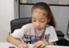 MENINA AUTISTA DE 7 ANOS LANÇA SEU PRIMEIRO LIVRO E TEM MAIS 14 PRONTOS