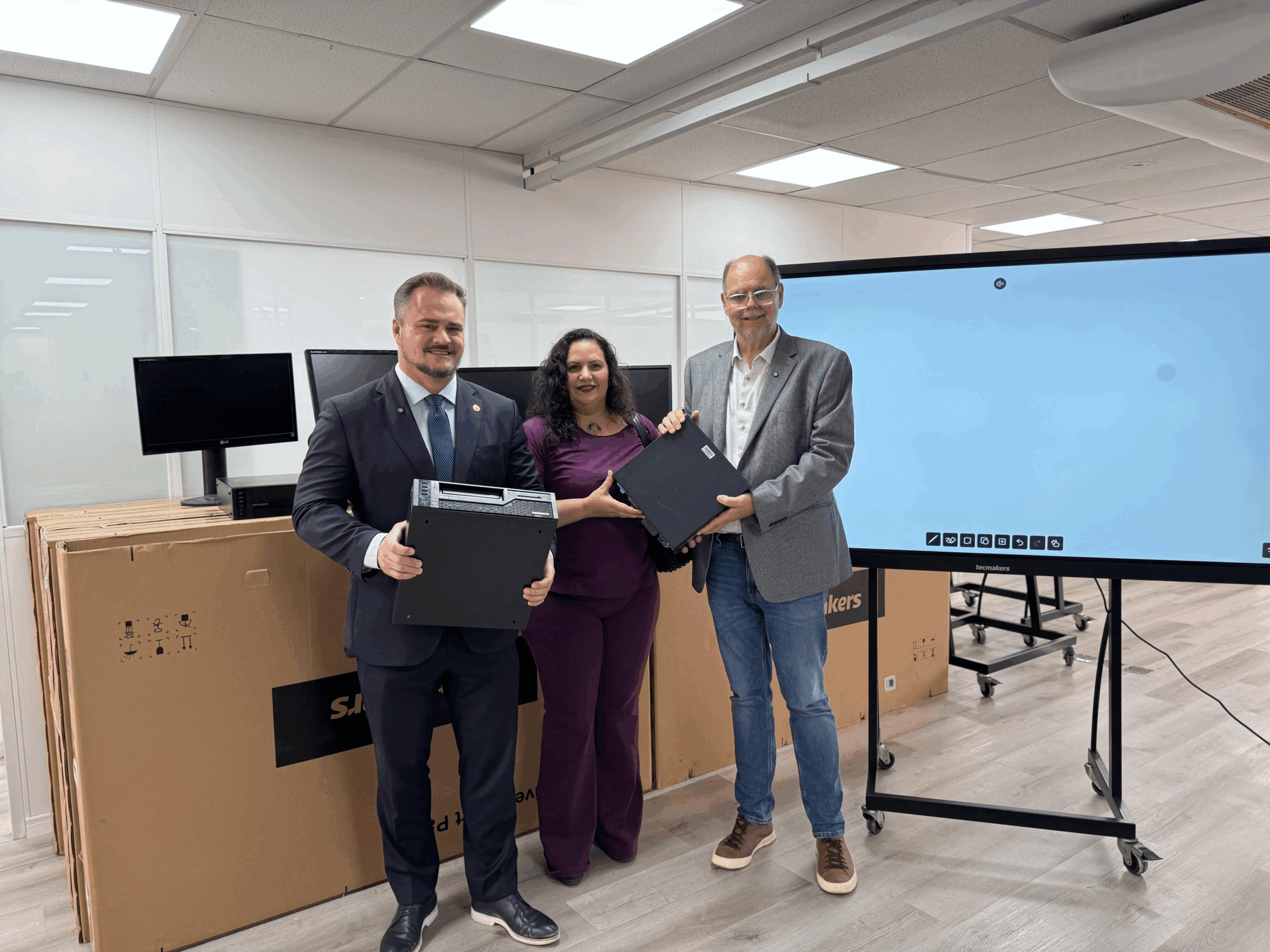 QUITANDINHA E JESUÍTAS RECEBEM TELAS INTERATIVAS E COMPUTADORES