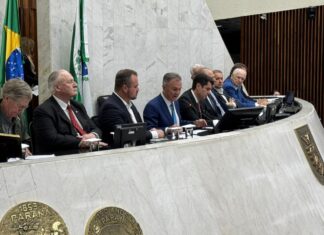 ALISSON PRESIDE SEMINÁRIO NA ALEP QUE DEBATE PEC 231/2019 E FORTALECIMENTO DOS MUNICÍPIOS PARANAENSES